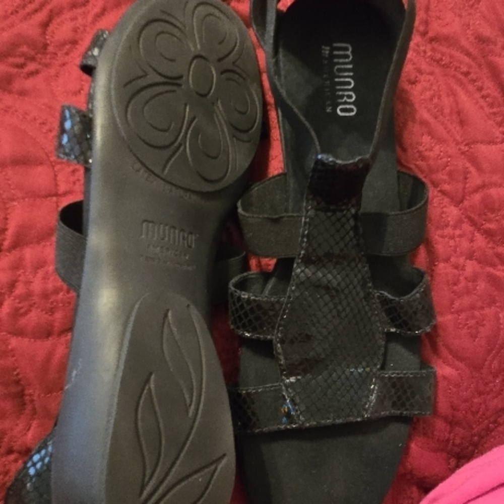 Munro Women's Black Sandals